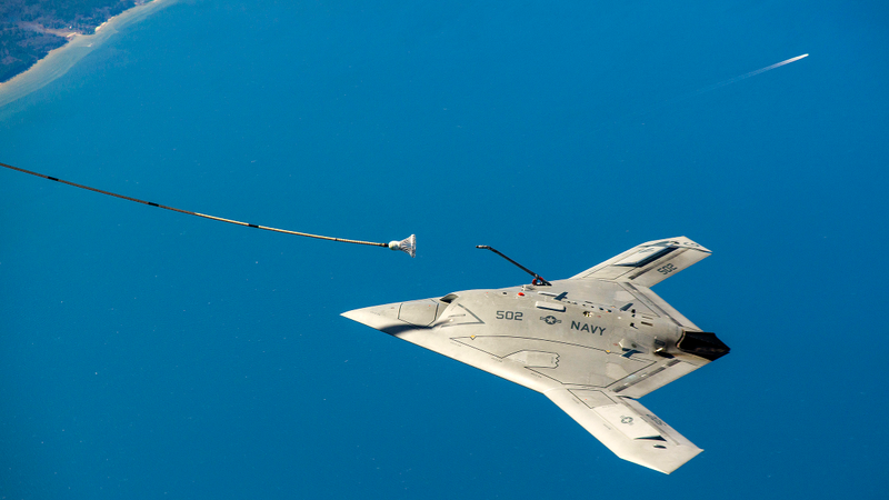 Illustration for article titled El dron X-47B hace historia al repostar en al aire por primera vez
